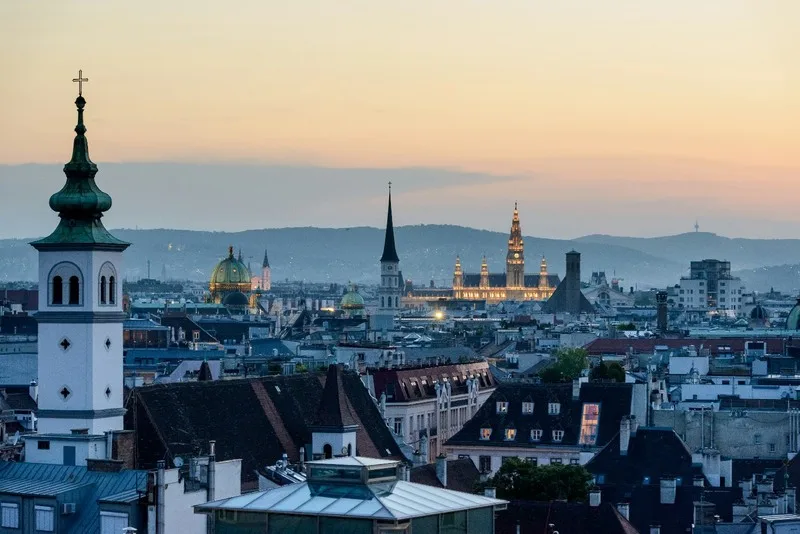Vue panoramique de Vienne au crépuscule, idéale pour une immersion culturelle en allemand