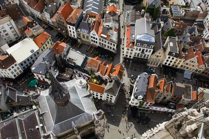 Vue aérienne d'un quartier pittoresque belge, parfait pour l'immersion linguistique en néerlandais