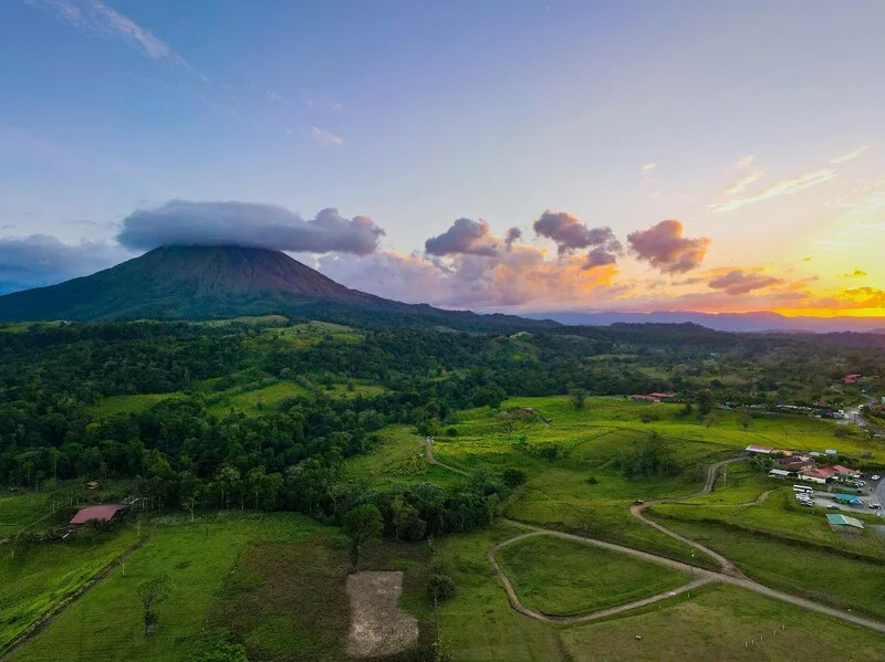 Coucher de soleil sur le volcan Arenal, symbole de l'immersion linguistique au Costa Rica