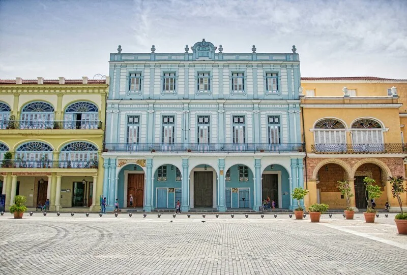 Colorful colonial buildings in Cuba embody the vibrant cultural backdrop of language immersion