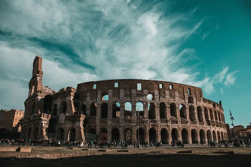 Vue saisissante du Colisée à Rome, symbole vivant de l'immersion linguistique italienne
