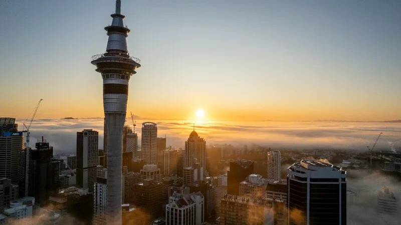 Lever de soleil sur Auckland, ambiance propice à l'immersion linguistique en Nouvelle-Zélande