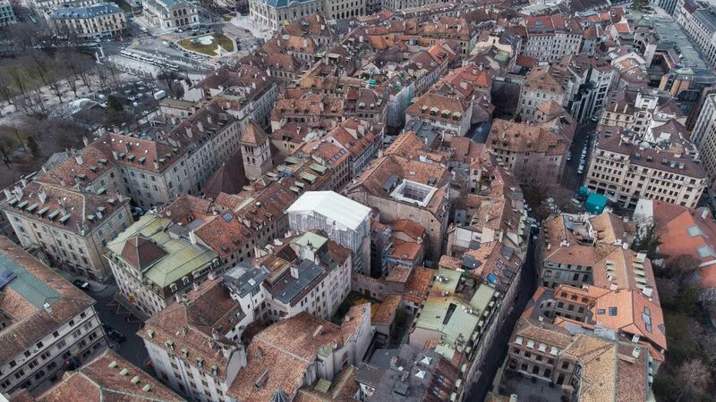 Vue aérienne d'un quartier pittoresque suisse, parfait pour l'immersion linguistique en français