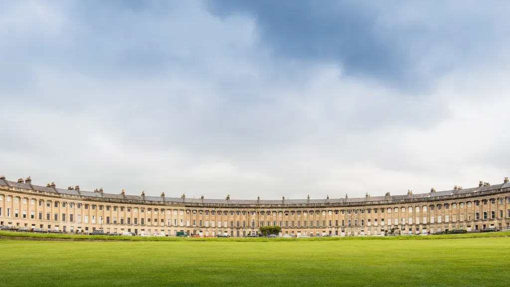Le Royal Crescent de Bath, façade géorgienne en pierre dorée devant sa pelouse