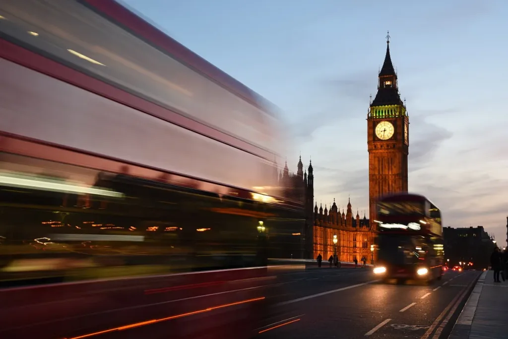 Bus rouge devant Big Ben au crépuscule — partir en immersion linguistique en Angleterre