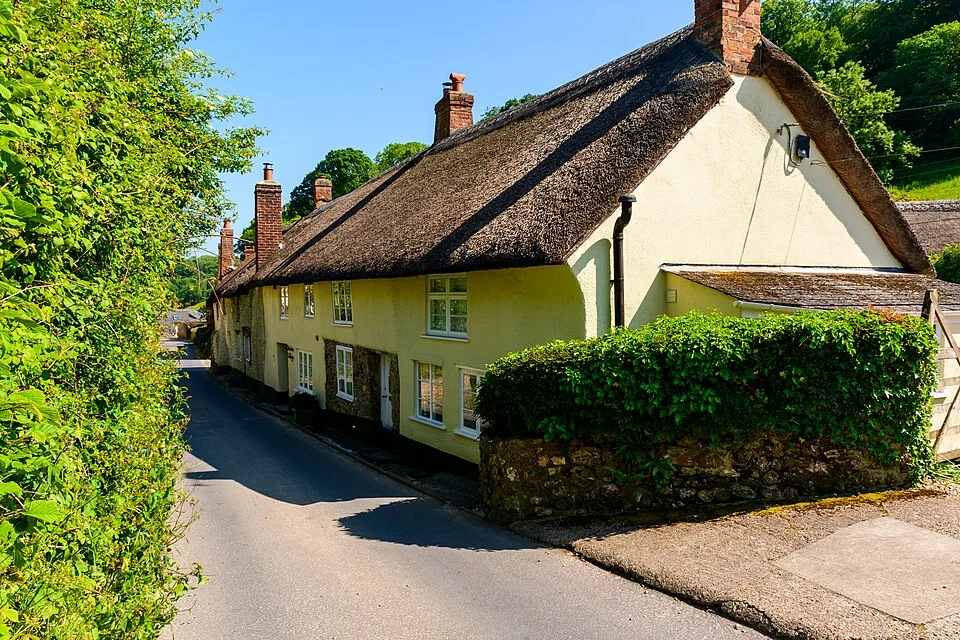 Una fila di cottage col tetto di paglia lungo una strada di campagna a Branscombe, nell’East Devon