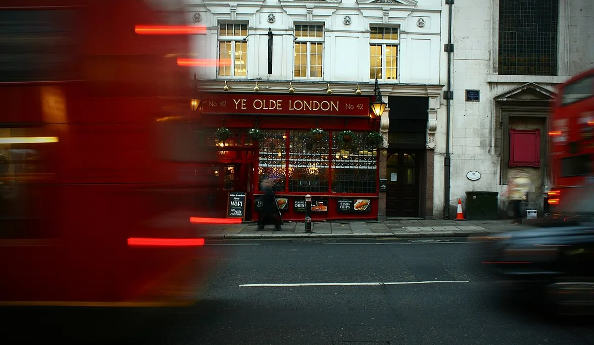 Immersion linguistique à Londres - pub traditionnel et bus rouge au quotidien