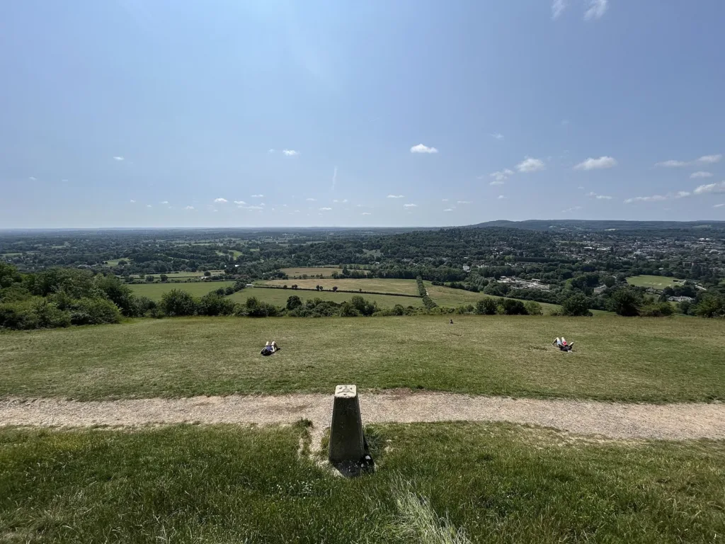 Panorama dai Surrey Hills verso la campagna inglese e un paese della contea